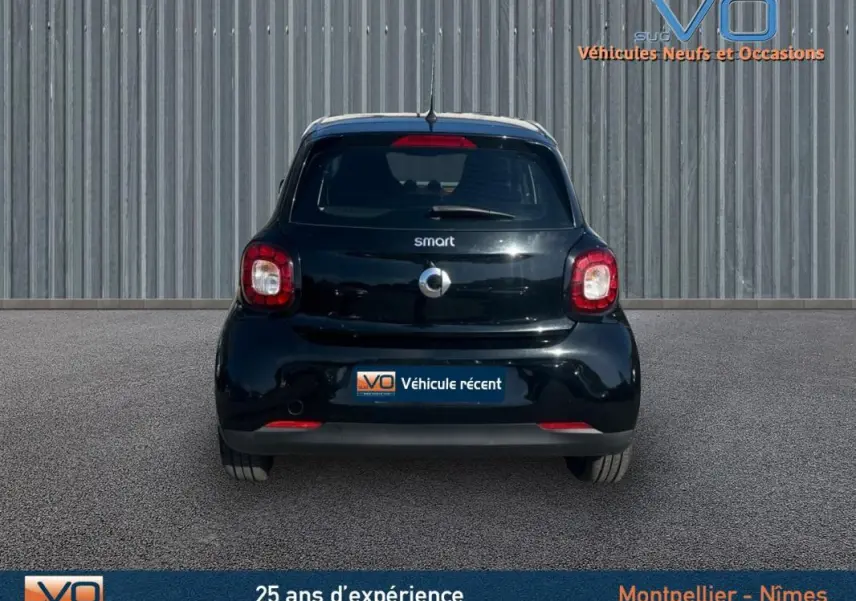Vue arrière d'une Smart Forfour noire de 2015, mettant en valeur ses feux arrière et lunette dégivrante.