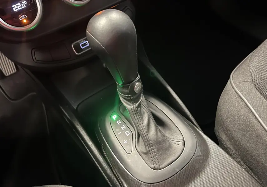 Le levier de vitesse automatique noir de la Fiat 500X 2024 vu de dessus côté droit, avec indication P verte.