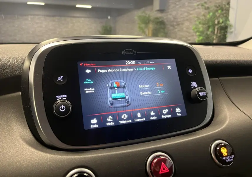 Écran tactile central du tableau de bord du Fiat 500X 2024 affichant le flux d'énergie hybride.