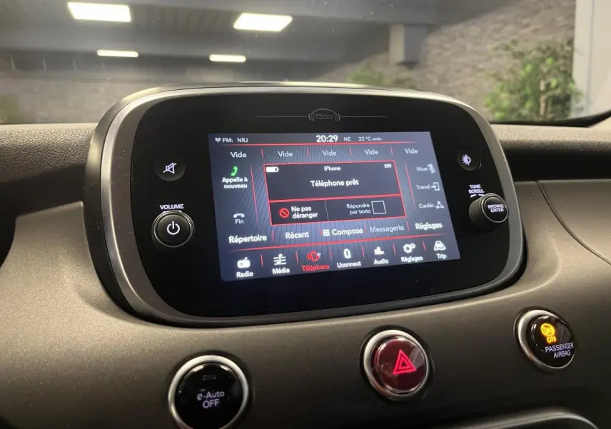 Écran tactile central du tableau de bord de la Fiat 500X 2024 avec interface téléphone connectée.