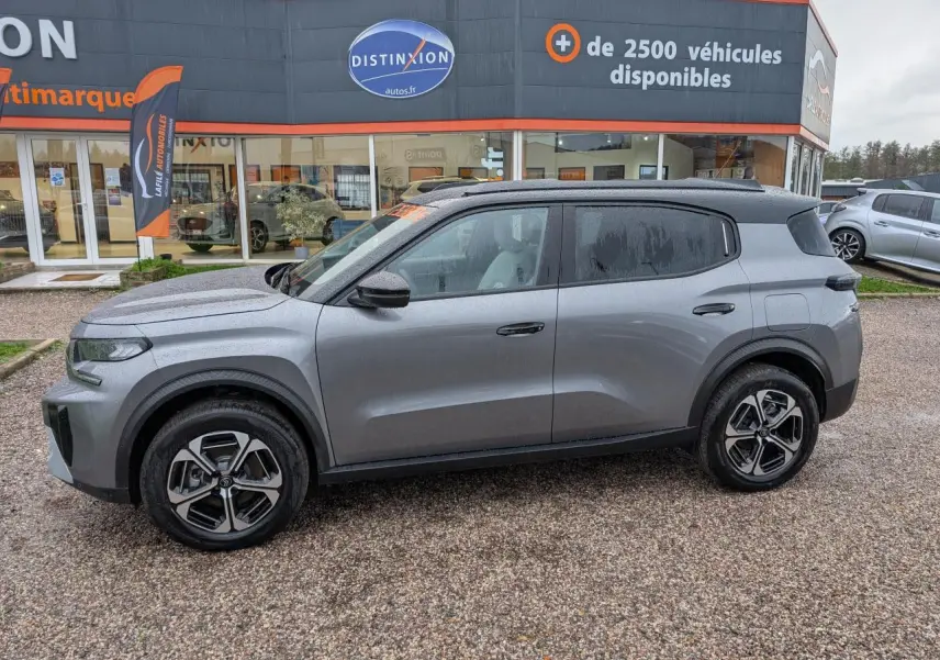 Vue de profil côté gauche d'un Citroën C3 Aircross gris métallisé avec toit noir et jantes alliage 17 pouces diamantées.