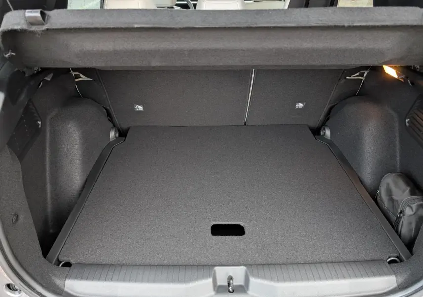 Coffre ouvert vu de l'arrière du Citroën C3 Aircross 2025 gris métallisé avec cache-bagages en place.