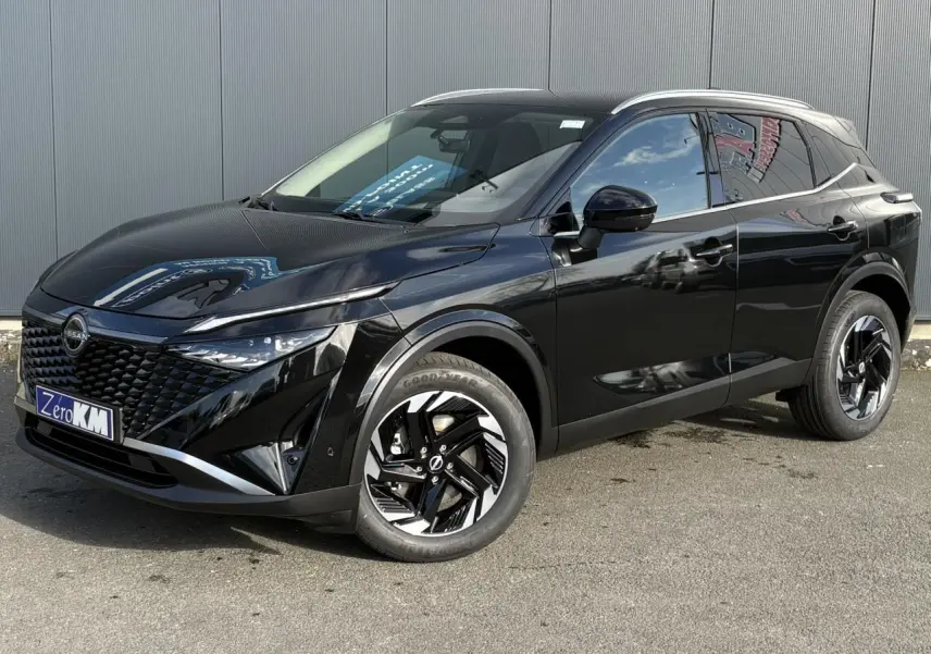 Nissan Qashqai III e-Power noir en 3/4 avant droit, avec jantes alliage bicolores et calandre noire distinctive.