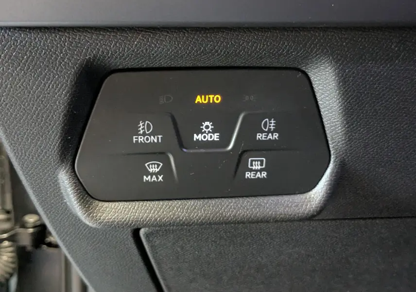 Panneau de commandes d'éclairage intérieur du CUPRA LEON ST 2025, boutons en plastique noir avec éclairage LED.