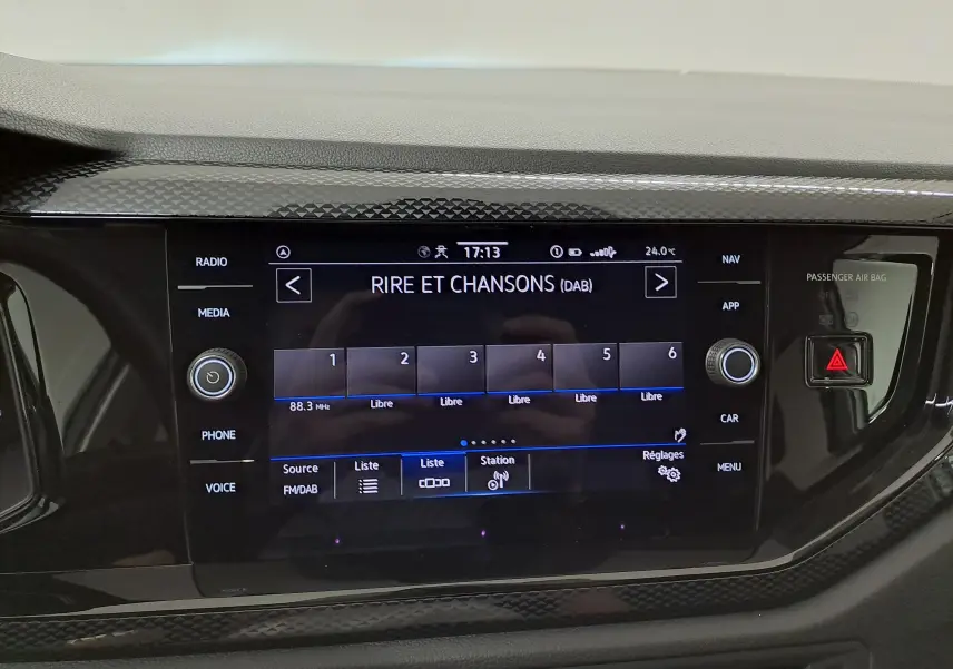 Vue rapprochée de l'écran multimédia du Volkswagen Taigo 2025, affichant la radio DAB sur fond noir brillant.
