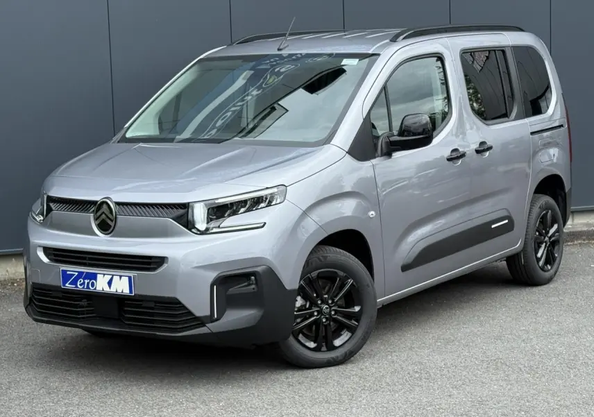 Citroën Berlingo Multispace gris acier en 3/4 avant droit avec jantes noires et lunette arrière ouvrante.