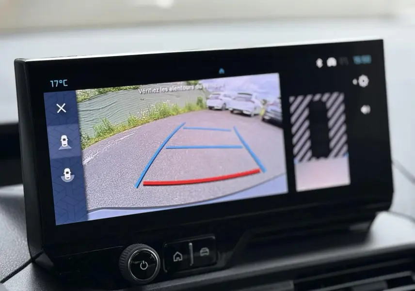 Écran tactile intérieur montrant la caméra de recul avec guidage coloré dans un Citroën Berlingo gris acier.