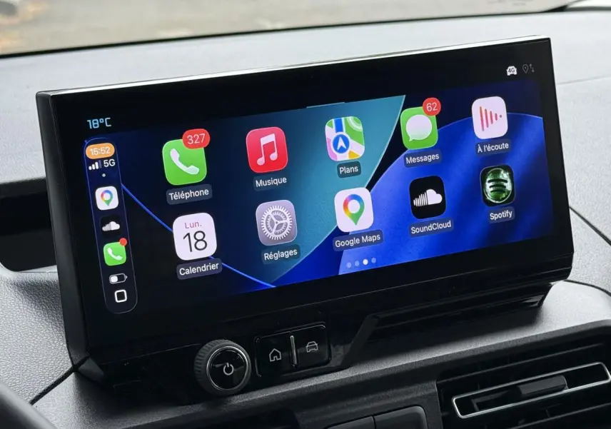 Écran tactile 10 pouces du Citroën Berlingo Multispace 2026 affichant Apple CarPlay en intérieur.