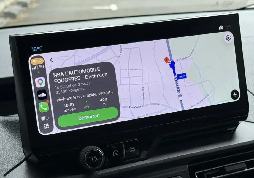 Écran tactile 10 pouces du Citroën Berlingo Multispace 2026 affichant une navigation GPS en mode Apple CarPlay.