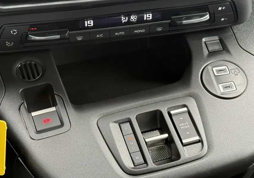 Gros plan sur la console centrale du Citroën Berlingo Multispace 2026, montrant la commande de boîte auto et les réglages climatisation.