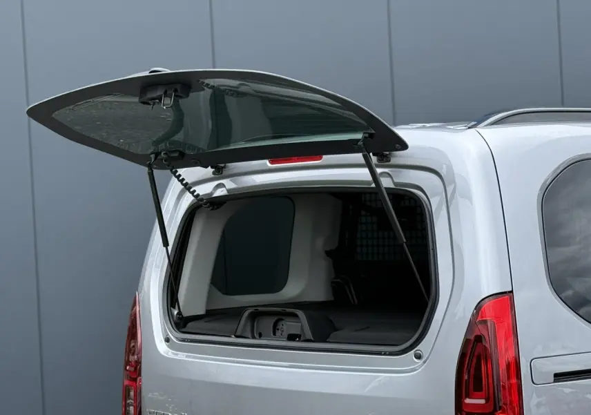 Vue arrière du Citroën Berlingo Multispace gris acier avec lunette arrière ouvrante relevée, dévoilant l'intérieur du coffre.