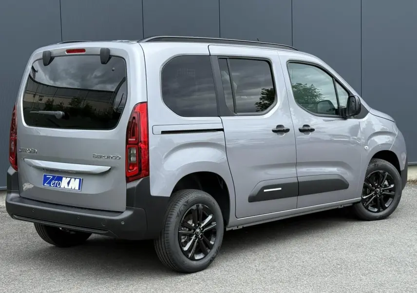 Vue 3/4 arrière droite du Citroën Berlingo Multispace gris acier avec jantes noires et lunette arrière ouvrante.