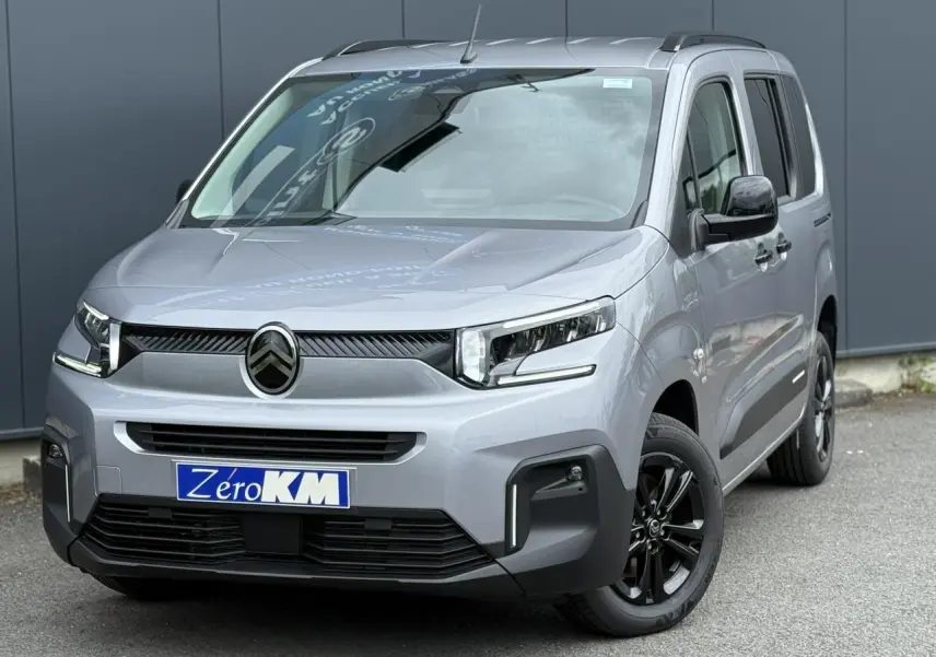 Vue 3/4 avant droit d'un Citroën Berlingo Multispace gris acier avec jantes alliage noires et lunette arrière ouvrante.