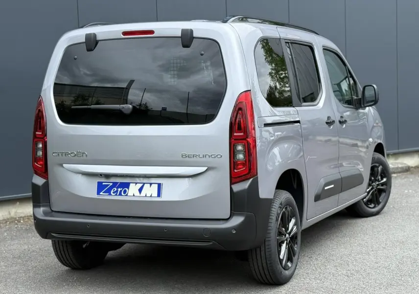 Vue 3/4 arrière droite du Citroën Berlingo gris acier avec lunette arrière ouvrante et jantes alliage noires.