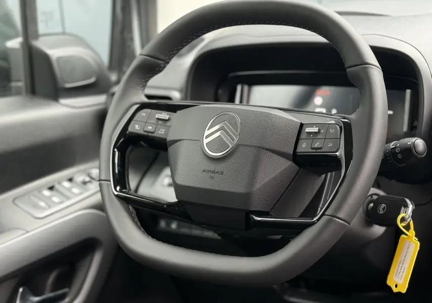 Volant multifonctions cuir de Citroën Berlingo Multispace 2026, vue rapprochée de face avec commandes intégrées.