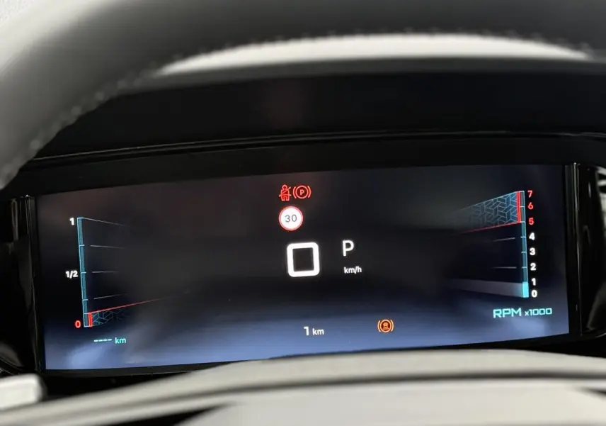 Vue rapprochée du combiné numérique 10 pouces du Citroën Berlingo Multispace 2026 affichant la vitesse et le régime moteur.