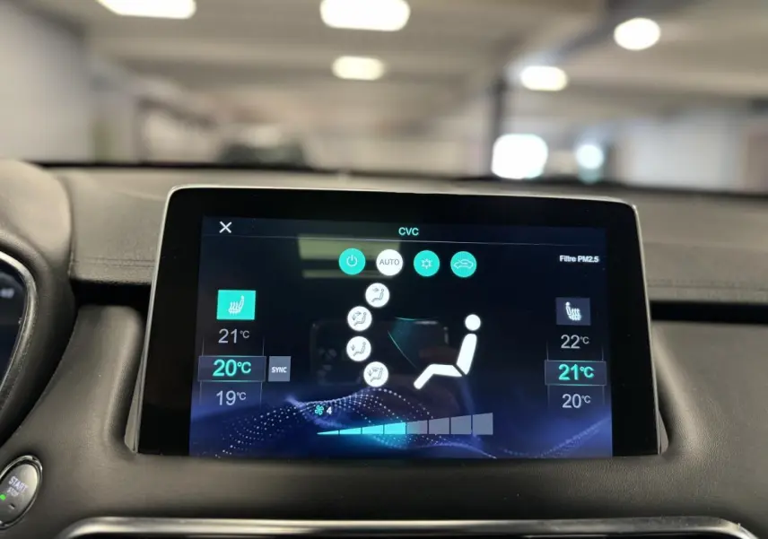 Écran tactile central du MG MOTOR EHS 2022 affichant la climatisation bi-zone avec réglages de température et ventilation.