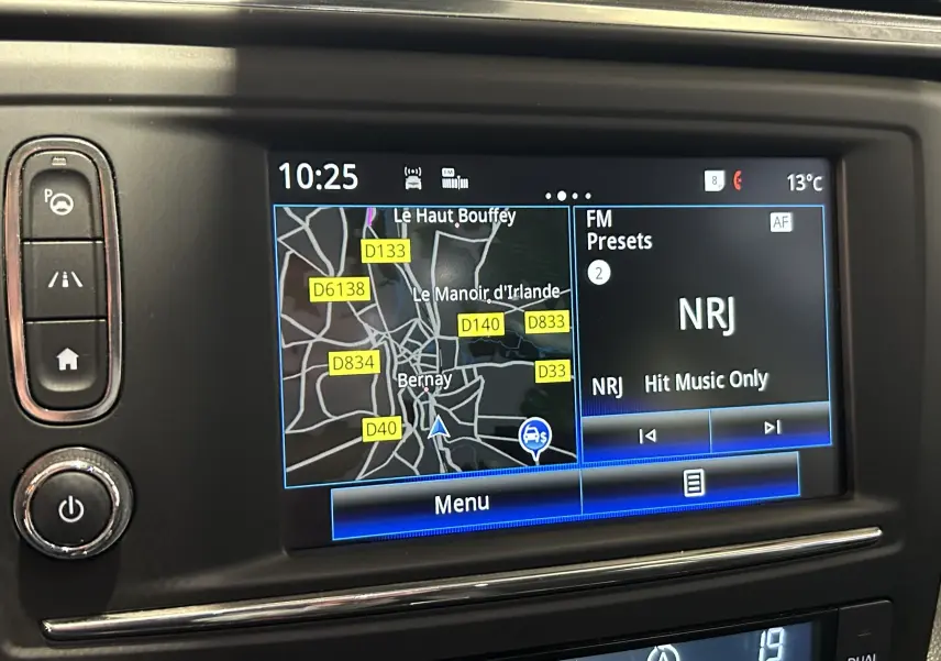 Tableau de bord du Renault Kadjar TCe 130 Intens 2017 avec écran GPS et radio NRJ affichés.