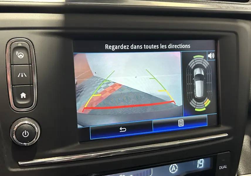 Écran central du Renault Kadjar TCe 130 montrant la caméra de recul avec guidage et capteurs de stationnement actifs.