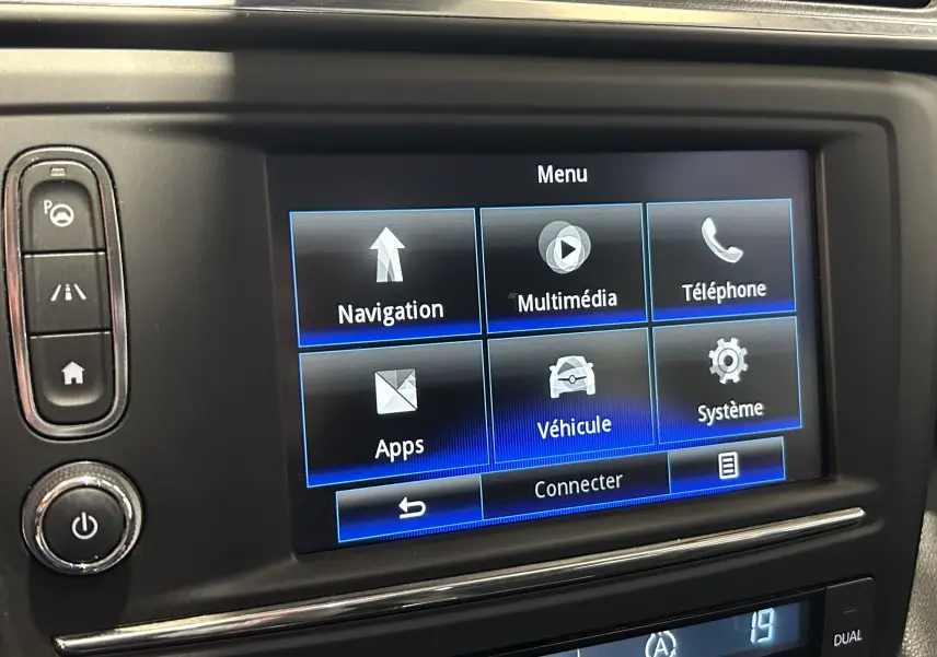 Écran tactile central du Renault Kadjar TCe 130 2017 montrant le menu principal avec options de navigation et multimédia.