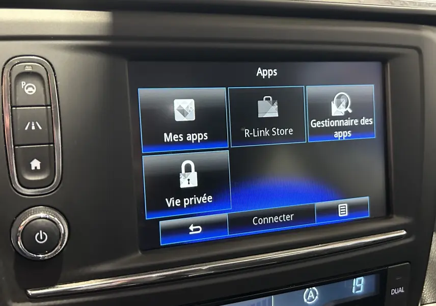 Écran tactile central du Renault Kadjar TCe 130 Intens 2017 montrant le menu des applications connectées.