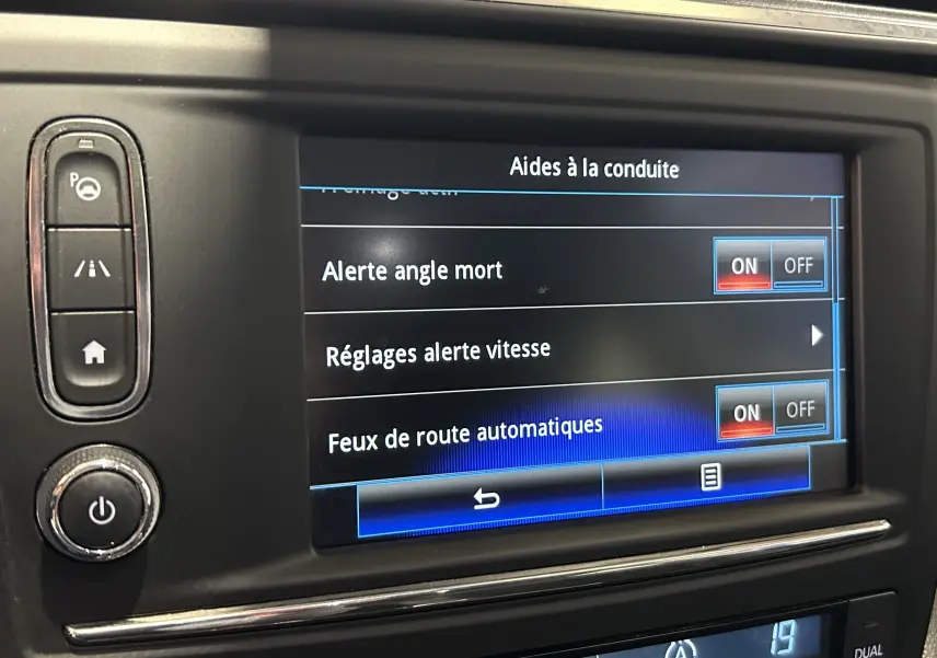 Écran tactile du tableau de bord du Renault Kadjar bleu 2017 montrant les réglages des aides à la conduite.