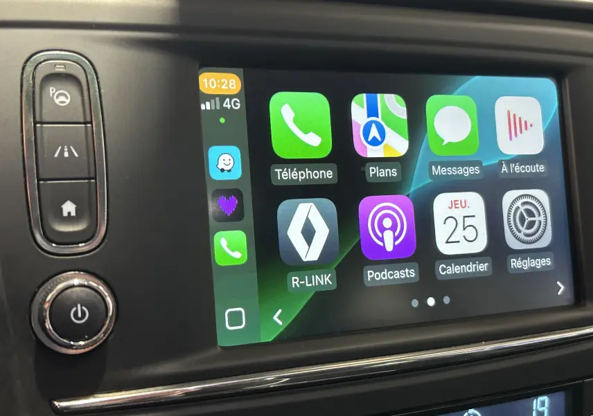 Écran tactile R-Link du Renault Kadjar TCe 130, affichant les applications téléphonie, navigation et podcasts.