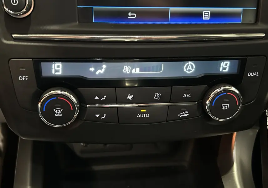 Panneau de commande de la climatisation automatique du Renault Kadjar TCe 130 Intens, affichant 19°C en mode dual.