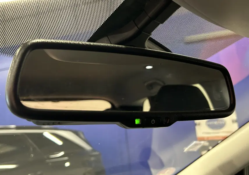 Rétroviseur intérieur avec indicateur vert allumé dans une Renault Kadjar bleu, vue depuis l'habitacle côté conducteur.