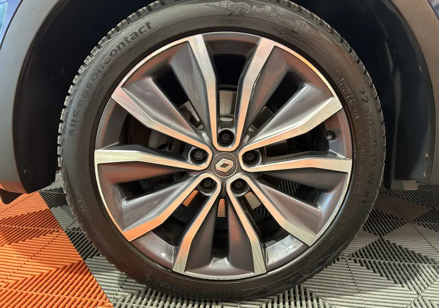 Gros plan sur la jante alliage 19 pouces du Renault Kadjar bleu, soulignant le logo central et le pneu Continental.