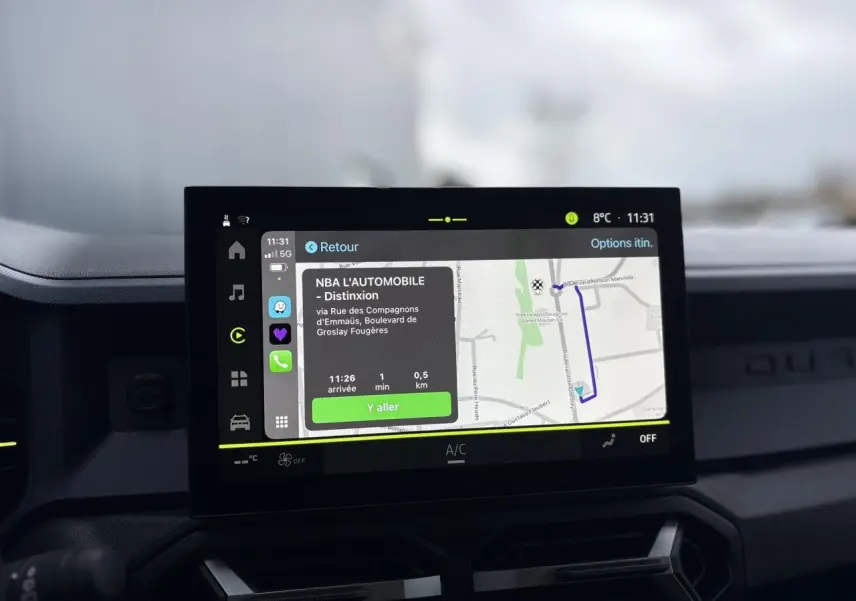 Écran tactile GPS 10 pouces du tableau de bord du Dacia Duster blanc Glacier 2025, navigation active.