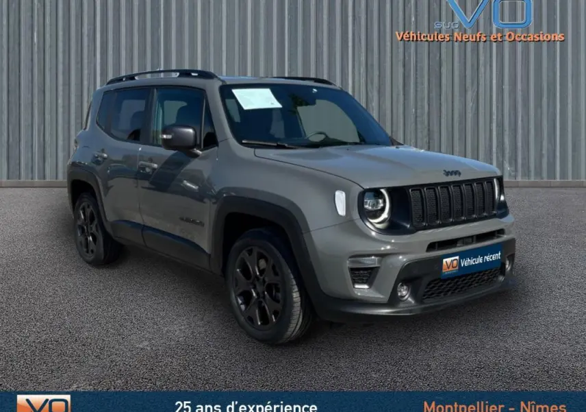 Jeep Renegade gris foncé vu en 3/4 avant droit avec barres de toit et jantes alliage noires.