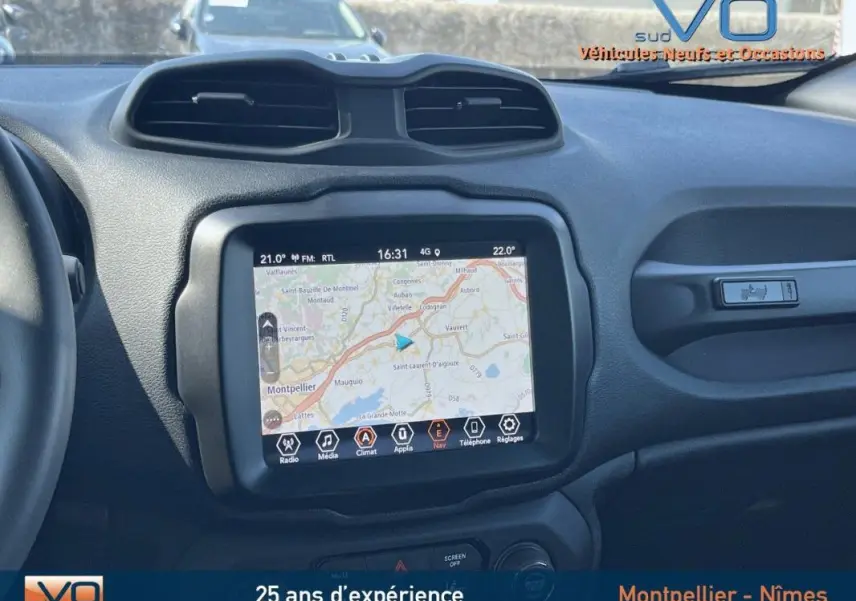 Vue intérieure du tableau de bord du Jeep Renegade 2021 avec écran tactile affichant la navigation GPS.