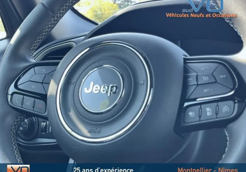 Gros plan sur le volant Jeep du Renegade 2021, montrant les commandes multifonctions et le logo central chrome.