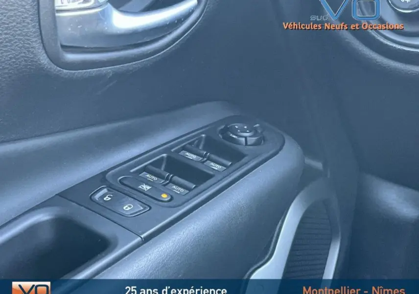 Détail des commandes des vitres et rétroviseurs côté conducteur dans un Jeep Renegade gris foncé 2021.