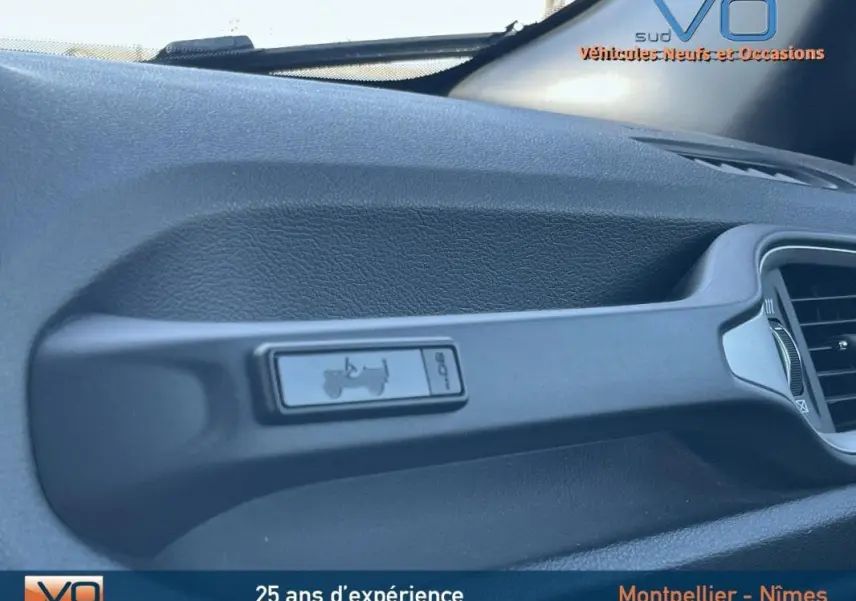 Gros plan sur la poignée intérieure grise du tableau de bord du Jeep Renegade 80th Anniversary 2021.