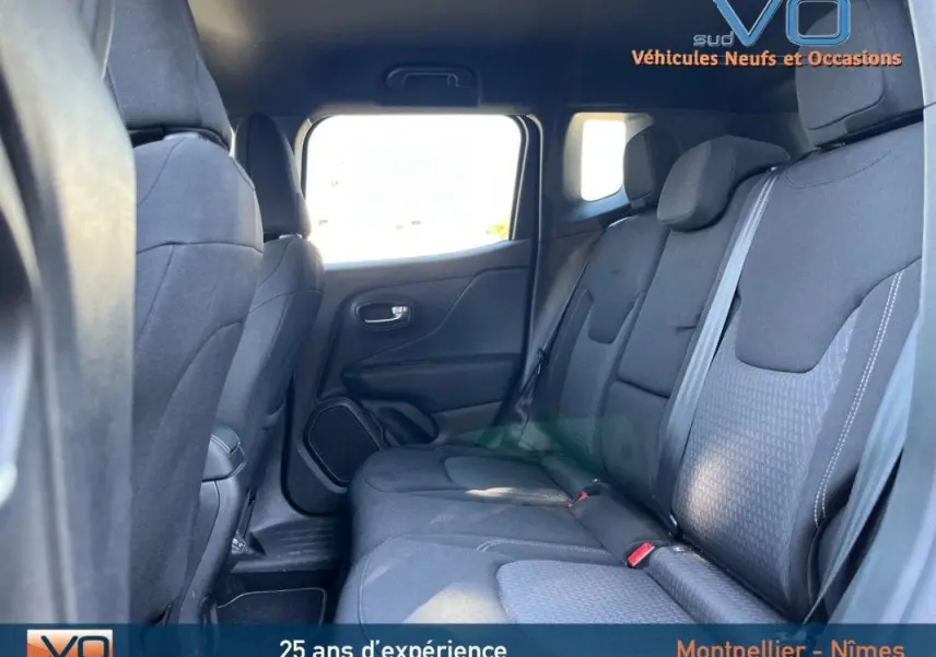Vue latérale intérieure des sièges arrière en tissu gris foncé du Jeep Renegade 2021, avec ceinture de sécurité visible.