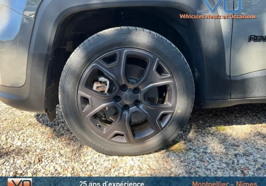 Gros plan sur la jante alliage 18 pouces côté avant droit d'un Jeep Renegade gris foncé 80th Anniversary.