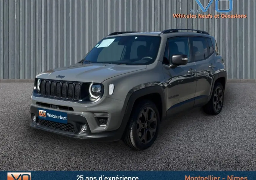 Vue 3/4 avant droit d'un Jeep Renegade gris foncé avec barres de toit et jantes alliage 18 pouces.