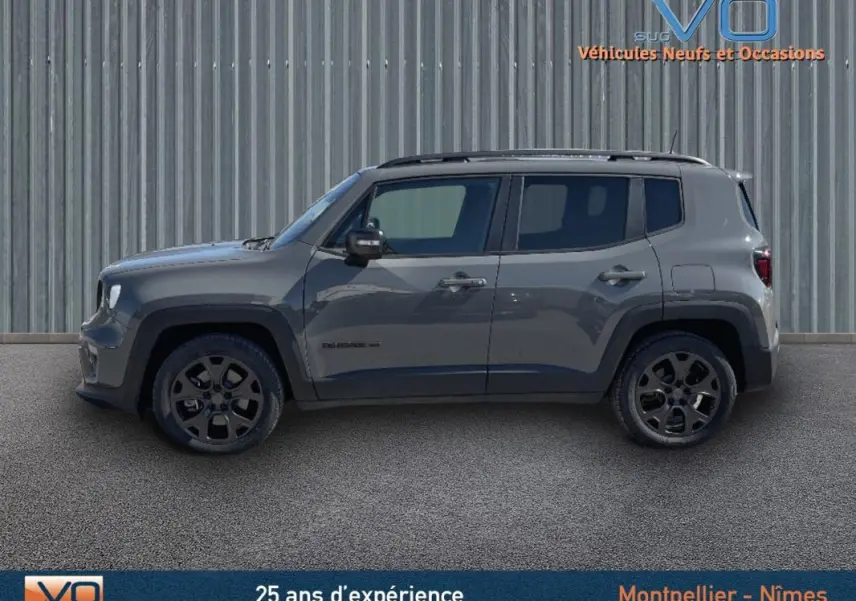 Profil côté gauche d’un Jeep Renegade gris foncé 2021 avec jantes alliage noires et barres de toit visibles.