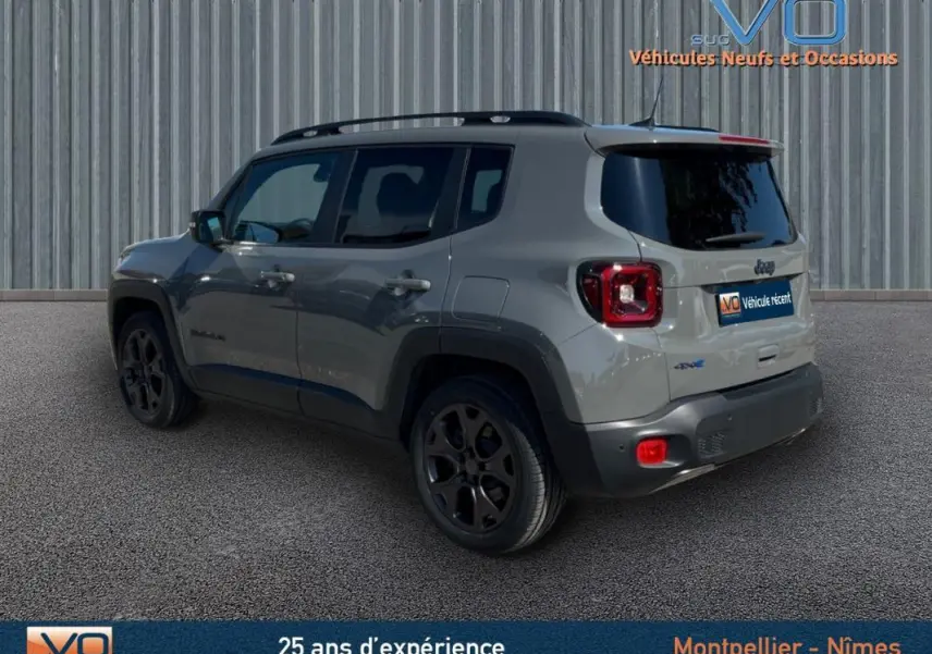 Jeep Renegade gris foncé vue 3/4 arrière droit avec barres de toit et jantes alliage 18 pouces