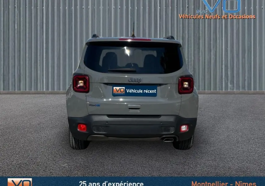 Vue arrière d'un Jeep Renegade gris foncé 2021 avec feux carrés et logo 4xe sur un sol goudronné.