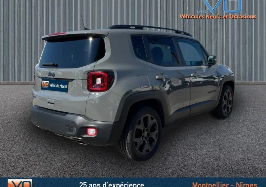 Jeep Renegade gris foncé vue 3/4 arrière droit avec barres de toit et jantes alliage 18 pouces
