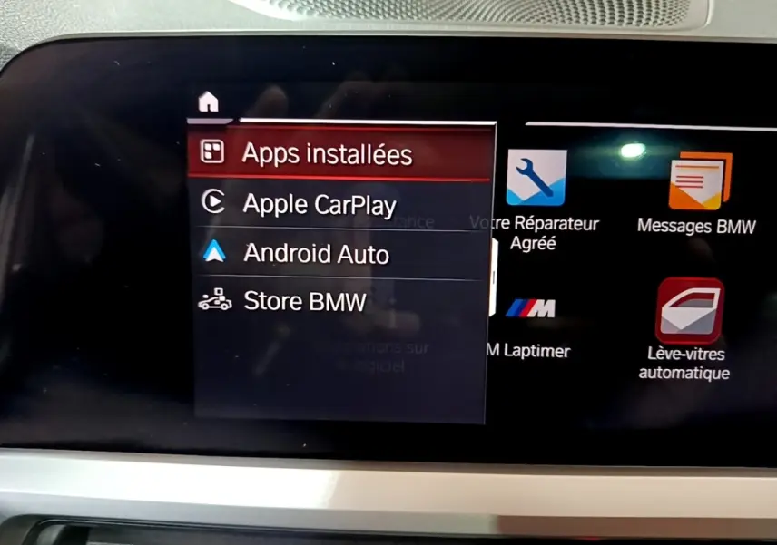 Écran tactile central de la BMW Série 3 318i M Sport noir, affichant les applications Apple CarPlay et Android Auto.