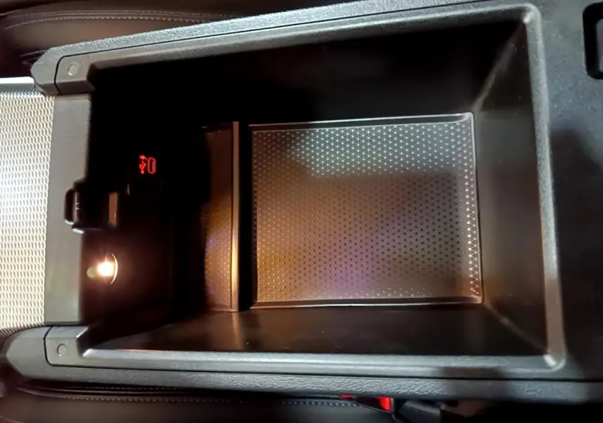 Gros plan sur la console centrale noire de la BMW Série 3 318i M Sport avec éclairage intérieur et port USB rouge.