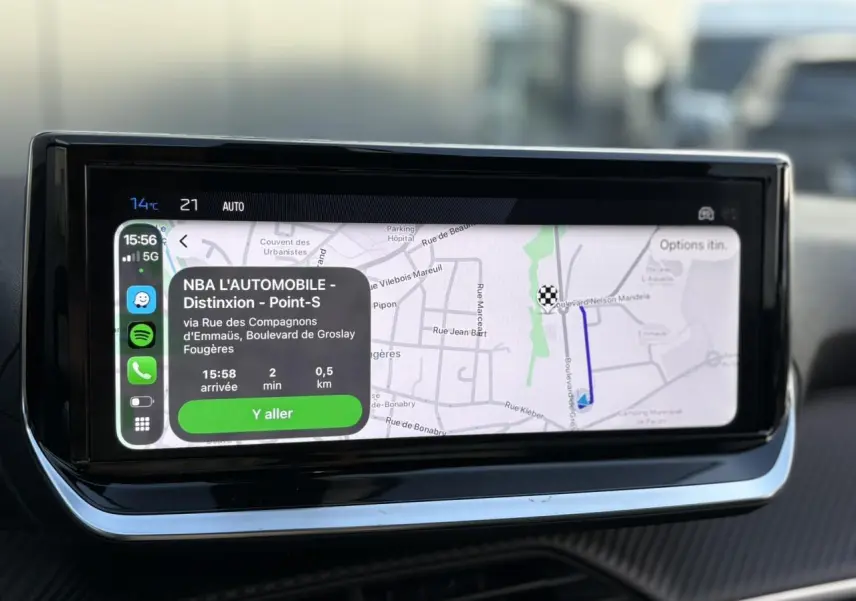 Écran tactile intérieur du Peugeot 2008 Hybrid 145 e-DSC6 Allure affichant un GPS avec interface connectée.