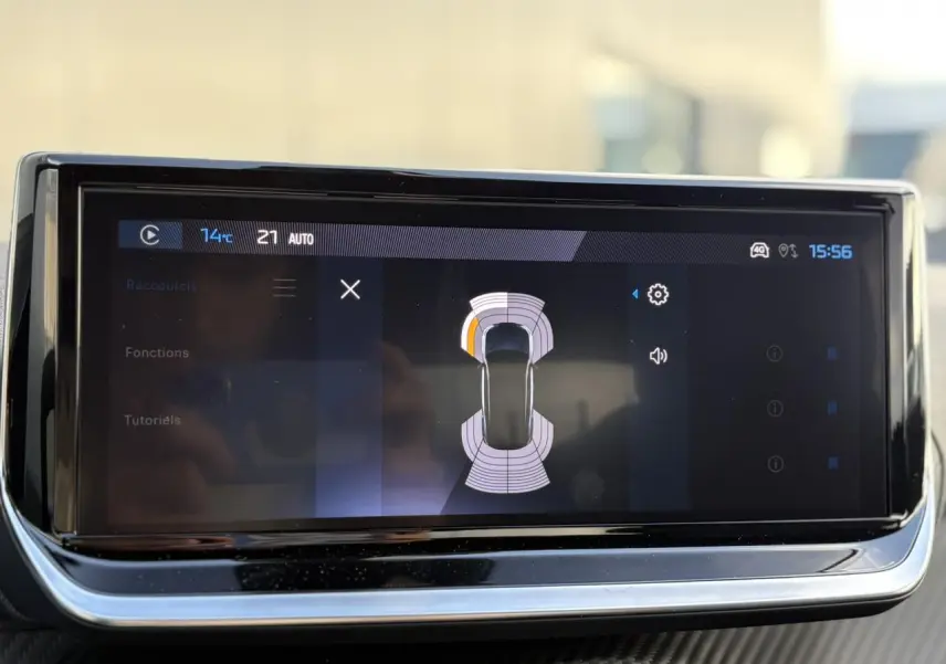 Écran tactile central du Peugeot 2008 Hybrid 145 e-DSC6 Allure affichant l'aide au stationnement avec vue schématique du véhicule.