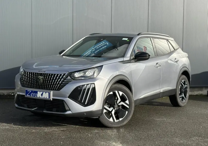 Peugeot 2008 Hybrid 145 Allure gris Artense en 3/4 avant droit, jantes bi-ton et toit noir brillant visible.