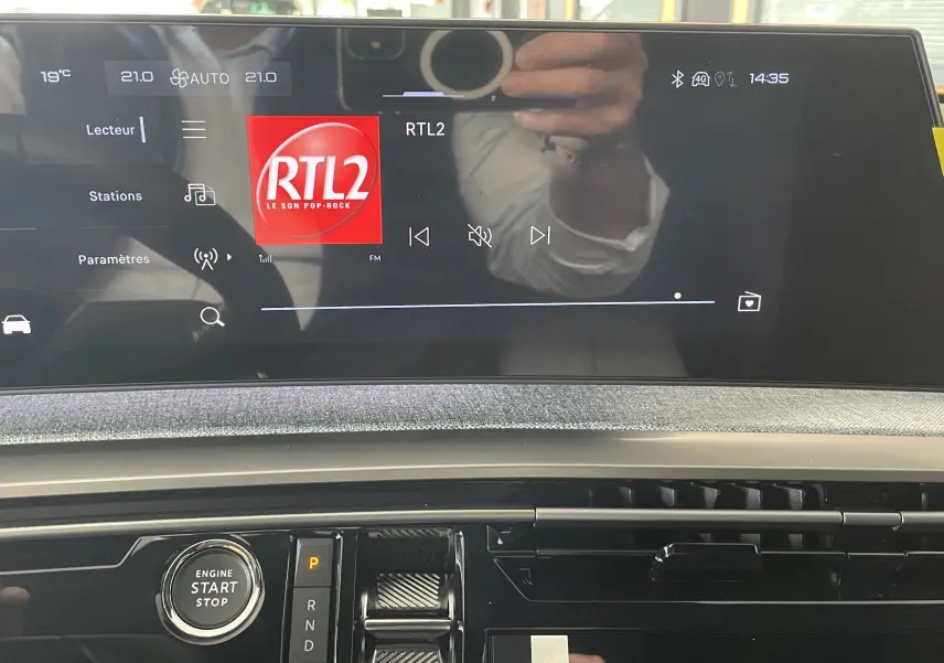 Détail de l’écran tactile central et console noire du Peugeot 3008 Hybrid 145 GT Exclusive avec affichage radio RTL2.