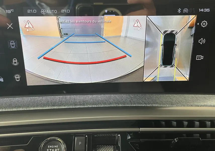 Vue intérieure de l'écran de caméra 360° du Peugeot 3008 noir, affichant l'aide au stationnement en marche arrière.